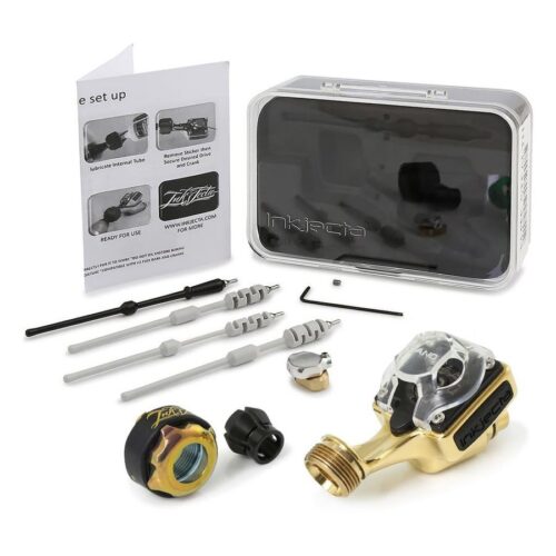 Flite Nano Elite Tattoomaschine aus poliertem Messing mit Zubehör auf weißem Hintergrund