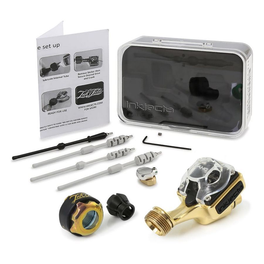 Flite Nano Elite Tattoomaschine aus poliertem Messing mit Zubehör auf weißem Hintergrund