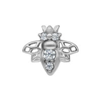 Bienenförmiger Aufsatz aus silbernem Chirurgenstahl mit vier klaren Kristallen auf weißem Hintergrund