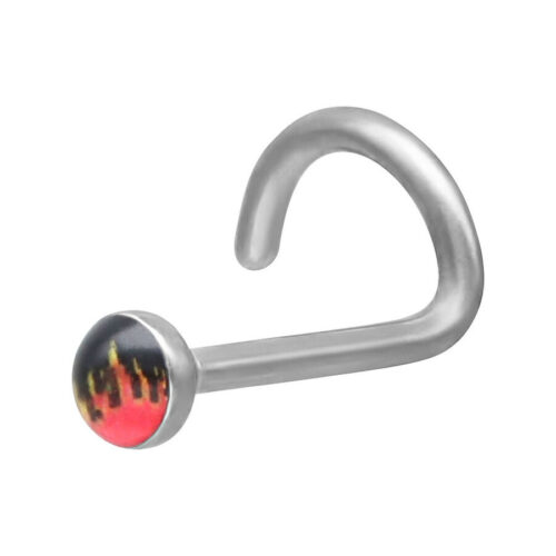 Silberner Nasenstecker, gebogen, mit rotem Flammen-Design auf weißem Hintergrund