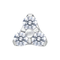 Trinity Aufsatz Silber mit Kristallklaren Steinen Silberfarbener Trinity Aufsatz mit drei kristallklaren Steinen vor weißem Hintergrund