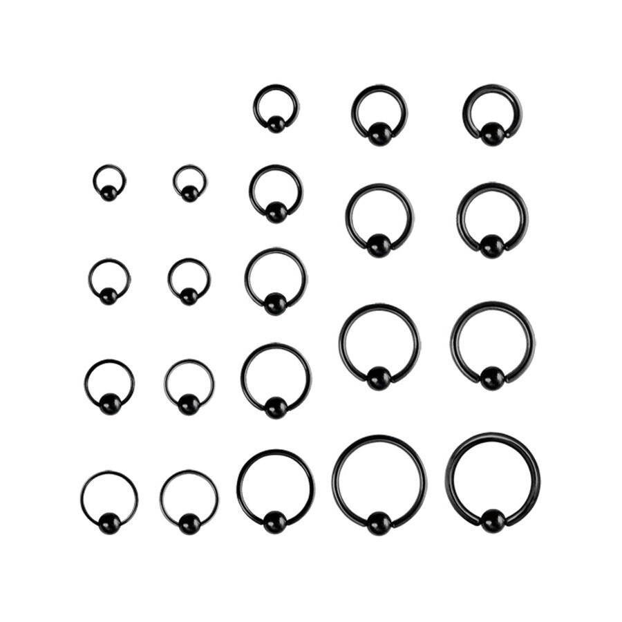 Verschiedene schwarze Titan Clip In Ringe ohne Ball auf weißem Hintergrund