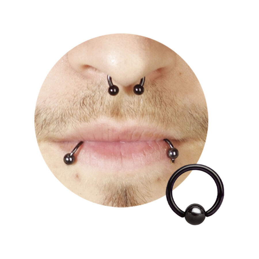 Schwarzer Clip In Ring aus Titan, getragen an Lippe und Nase, auf hellem Hintergrund