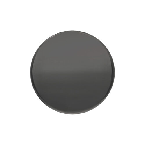 Schwarzer runder Titanaufsatz mit glatter Oberfläche auf weißem Hintergrund