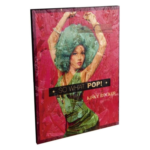 Holzschild mit grün gekleideter Frau und Schriftzug 'SO WHAT. POP!' auf rotem Hintergrund