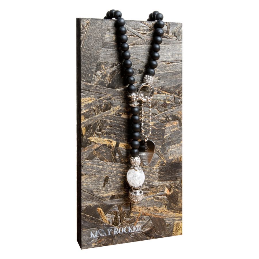 Holzschild mit schwarzer Perlenkette, 120x240mm Holzschild mit schwarzer Perlenkette, silbernen Details und Kettenanhänger auf strukturiertem Hintergrund