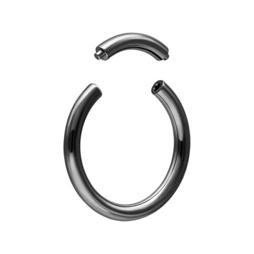 Schwarzer Segmentring aus Chirurgenstahl 316L auf weißem Hintergrund