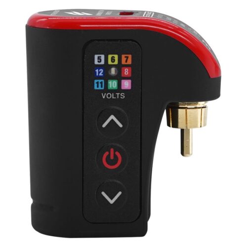 Schwarzes und rotes Netzteil aus Aluminium auf weißem Hintergrund