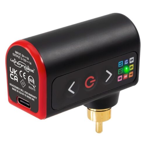 Schwarzes und rotes Fk Irons Lightning Bolt Netzteil mit Aluminiumgehäuse auf weißem Hintergrund