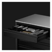 Schwarze Tattoo-Workstation aus Aluminium mit offener Schublade auf dunklem Hintergrund