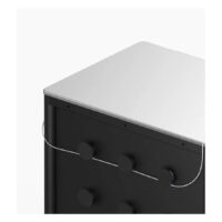 Schwarze Tattoo Workstation mit Aluminiumoberfläche auf weißem Hintergrund