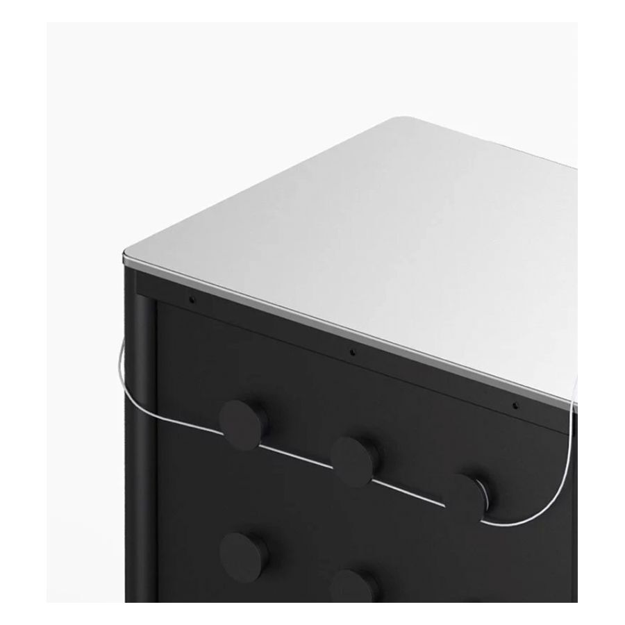 Schwarze Tattoo Workstation mit Aluminiumoberfläche auf weißem Hintergrund