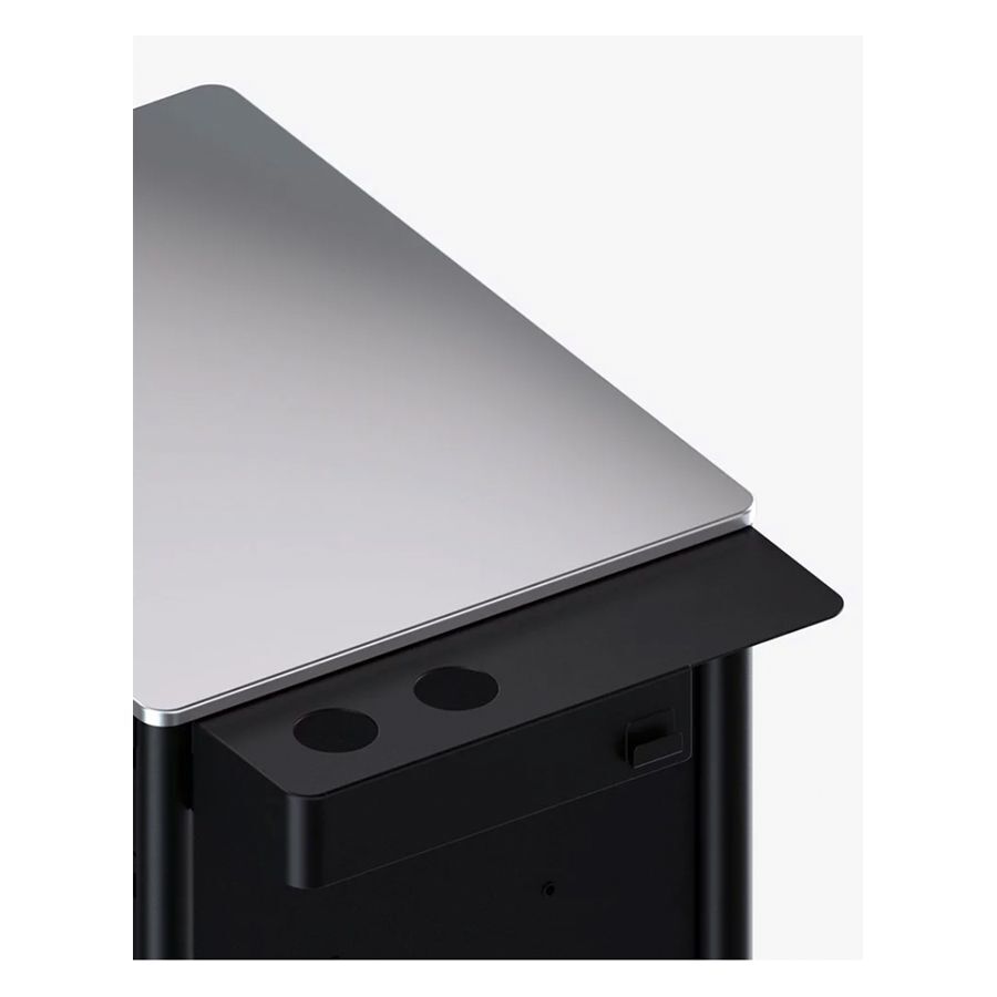 Schwarze Tattoo-Workstation aus Aluminium mit flacher Oberfläche auf weißem Hintergrund