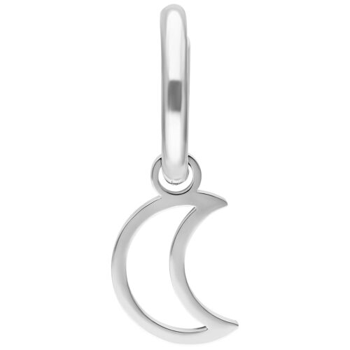 Silberner Ohrring mit Mini-Mond-Anhänger auf weißem Hintergrund