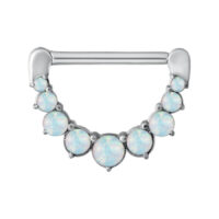 Silberfarbener Nipple Clicker mit sieben synthetischen Opalsteinen auf weißem Hintergrund