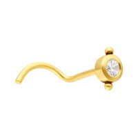 Goldener Nasenstecker mit klarem Kristall auf weißem Hintergrund