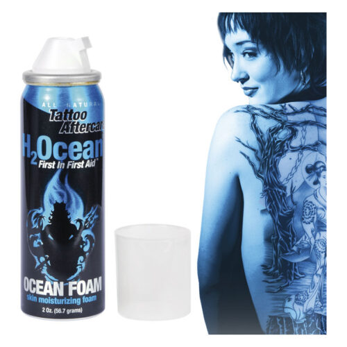 Blauer H2Ocean Tattoo Pflegeschaum neben tätowierter Person