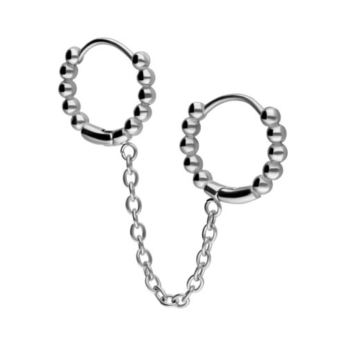 Silberne Double Huggie Piercingringe mit Kugeln und Kette auf weißem Hintergrund