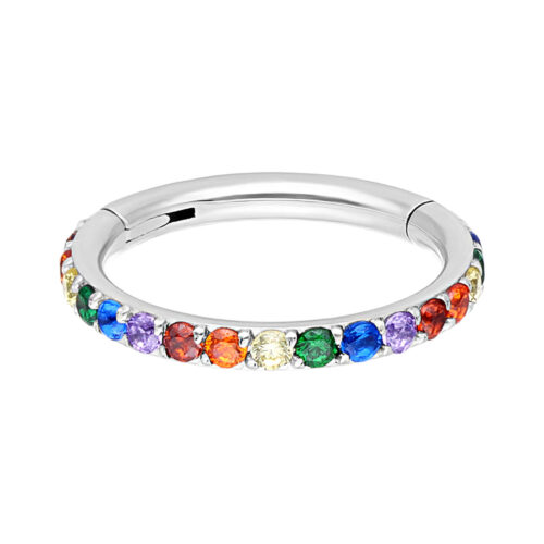 Silberfarbener Conch Ring mit Regenbogenkristallen auf weißem Hintergrund