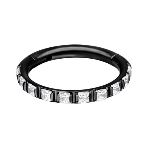 Schwarzer Piercing Clicker mit kristallklaren Steinen auf weißem Hintergrund