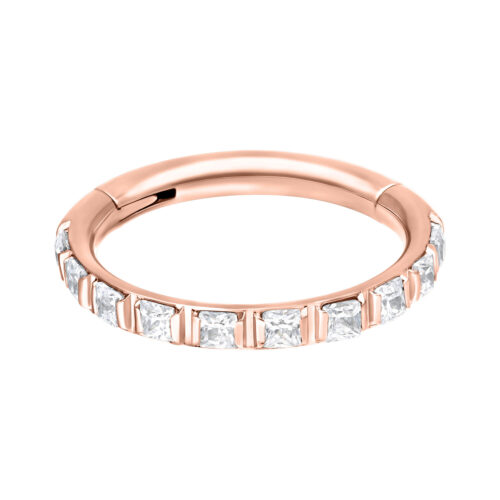 Roségoldener Hinged Ring mit klaren Kristallen auf weißem Hintergrund