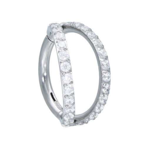 Silberner Clicker Ring mit doppelter Kristallreihe auf weißem Hintergrund