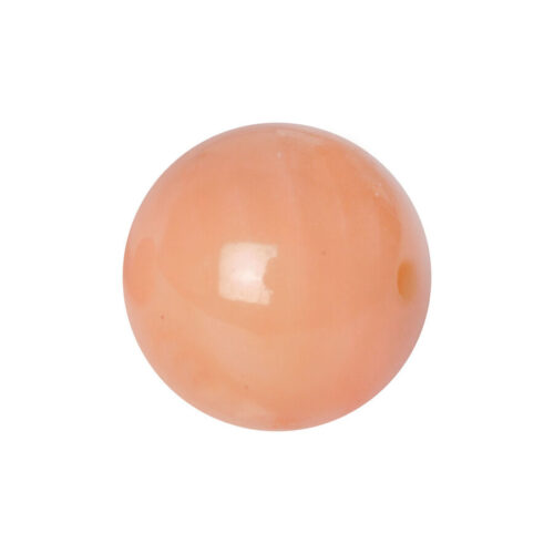 Runde, korallenfarbene Kugel mit glänzender Oberfläche auf weißem Hintergrund