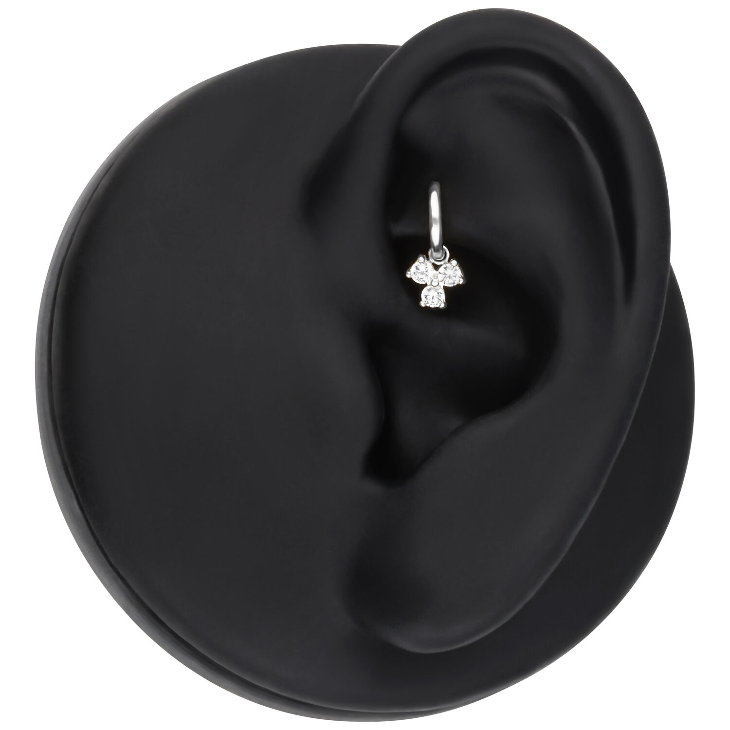 Silberner Piercing Anhänger mit drei Kristallen auf schwarzem Ohr-Modell