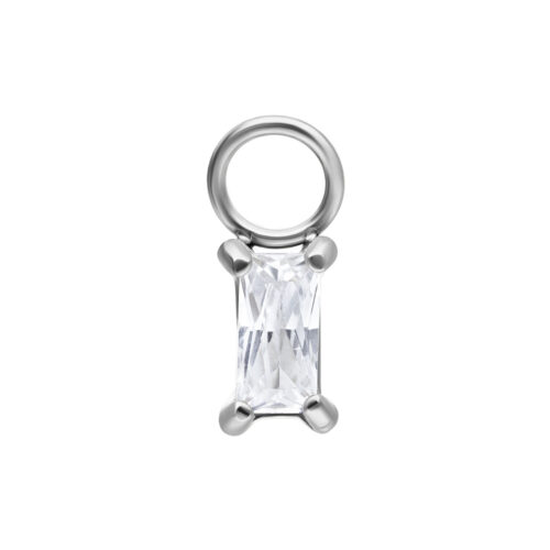 Silberner Baguette-Anhänger aus Kristall auf weißem Hintergrund