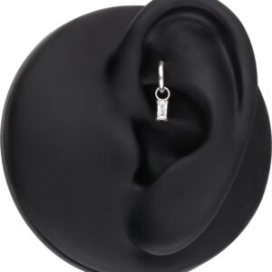 Silberner Kristall Baguette Anhänger in einem schwarzen Ohrmodell