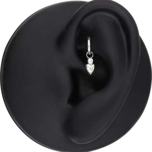 Silberner Ohrpiercing Anhänger mit Kristall an schwarzem Ohrmodell