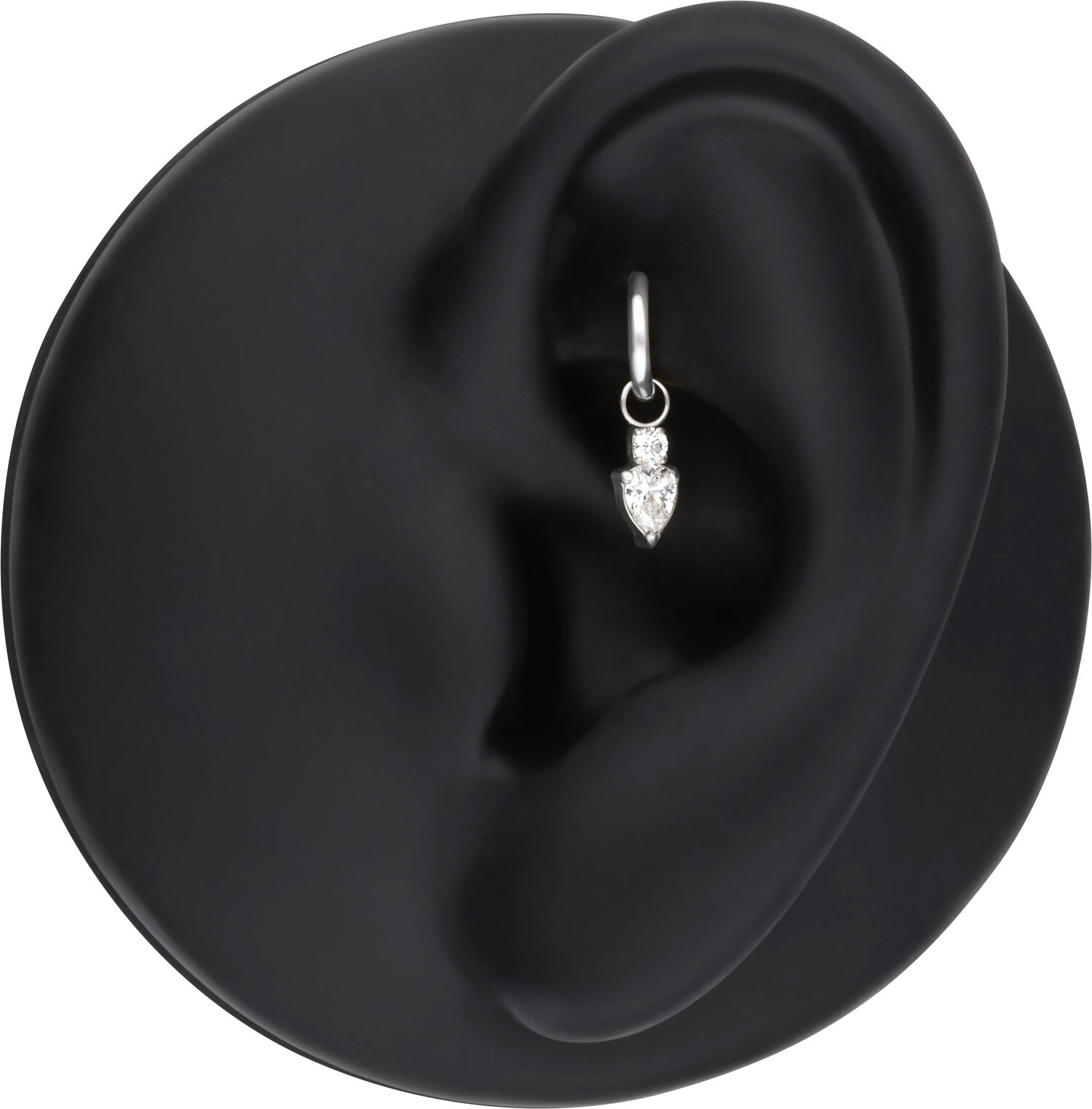 Mystic Crystal Ohrpiercing Anhänger in Silber Silberner Ohrpiercing Anhänger mit Kristall an schwarzem Ohrmodell