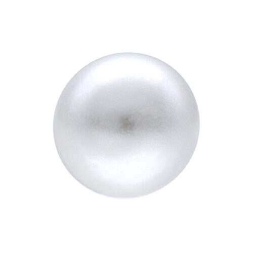 Weiße synthetische Perle mit glatter Oberfläche auf weißem Hintergrund
