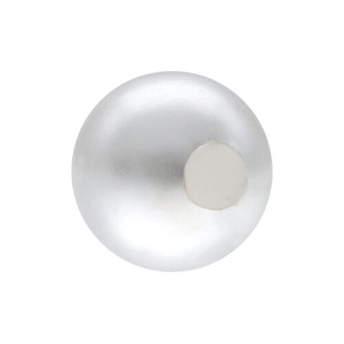 Weiße synthetische Perlenkugel auf schlichtem Hintergrund