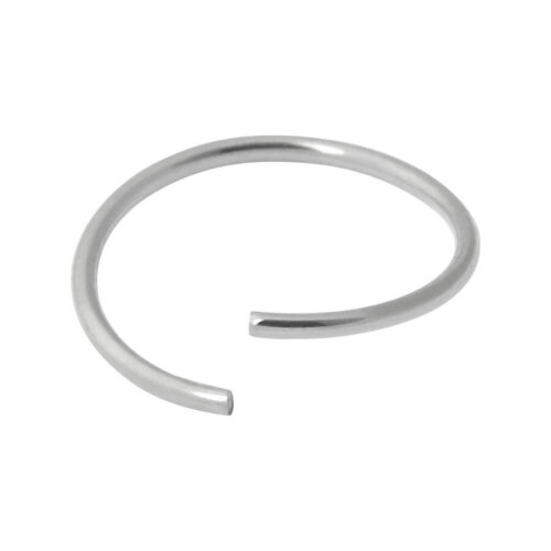 Silberner Continuous Ring aus Chirurgenstahl 316L auf weißem Hintergrund