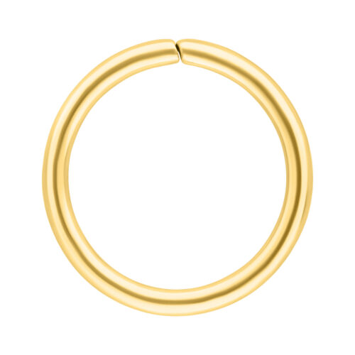 Goldener nahtloser Ring aus Chirurgenstahl auf weißem Hintergrund