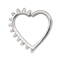 Silbernes Herz-Piercing aus Chirurgenstahl mit Zahnmuster auf weißem Hintergrund