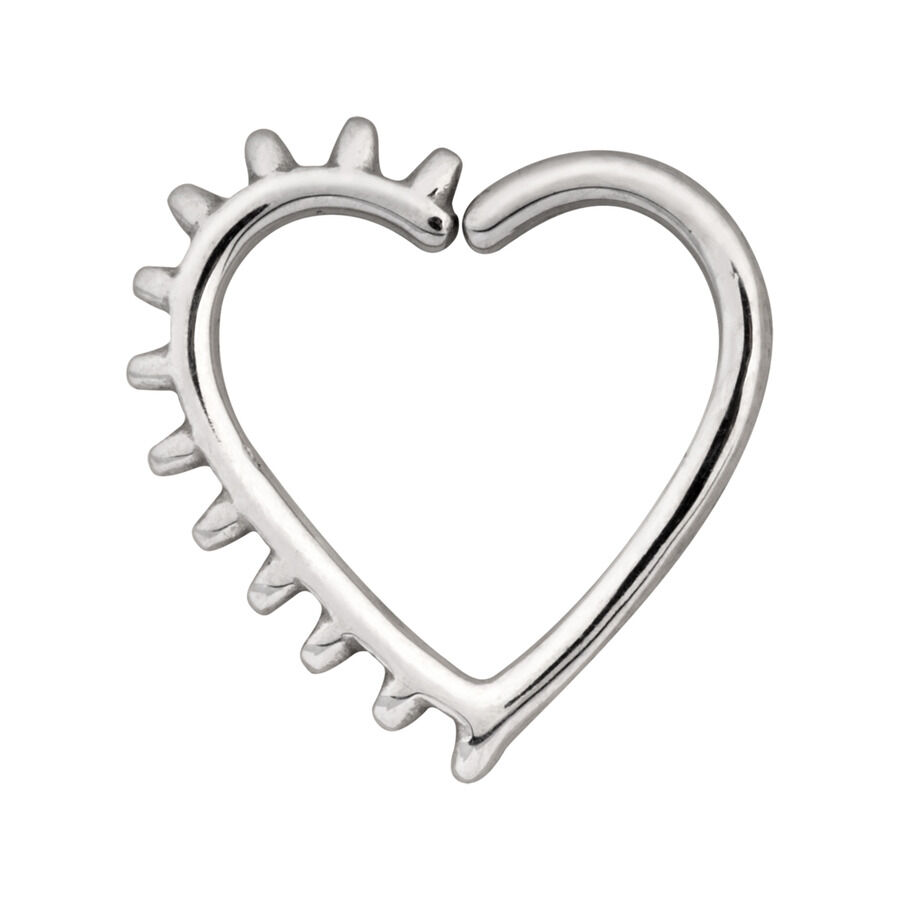 Silbernes Herz-Piercing aus Chirurgenstahl mit Zahnmuster auf weißem Hintergrund