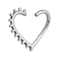 Silberner herzförmiger Piercing-Ring aus Chirurgenstahl auf weißem Hintergrund