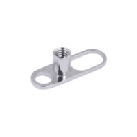 Silberner Titan Dermal Anchor ohne Disc Silberner Titan Dermal Anchor mit zwei Löchern auf weißem Hintergrund