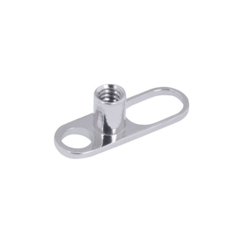 Silberner Titan Dermal Anchor mit zwei Löchern auf weißem Hintergrund