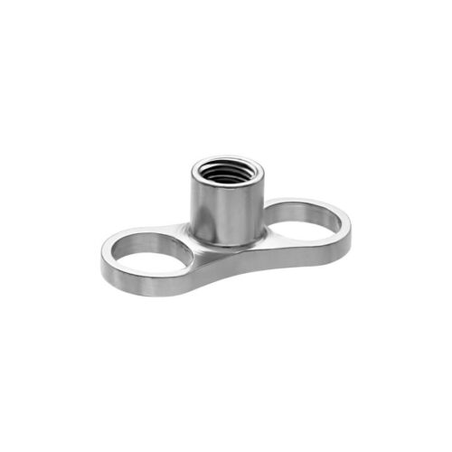 Silberner Dermal Anchor aus Titan, 2.1 mm Höhe, ohne Disc auf weißem Hintergrund