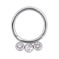 Silberner Piercing-Ring mit drei klaren Kristallen vor weißem Hintergrund