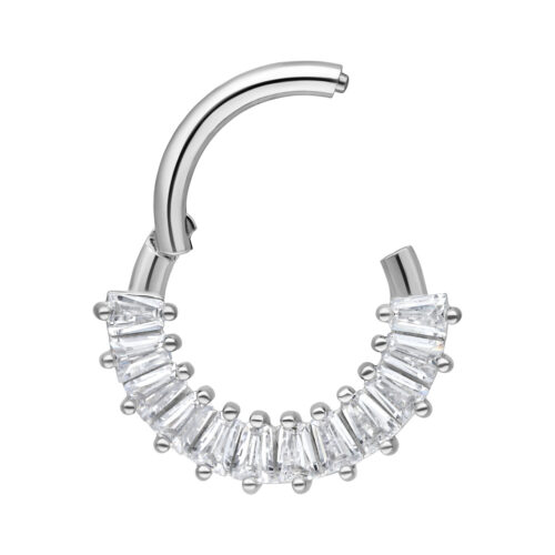 Silberner Septum Clicker mit klaren Kristallen auf weißem Hintergrund