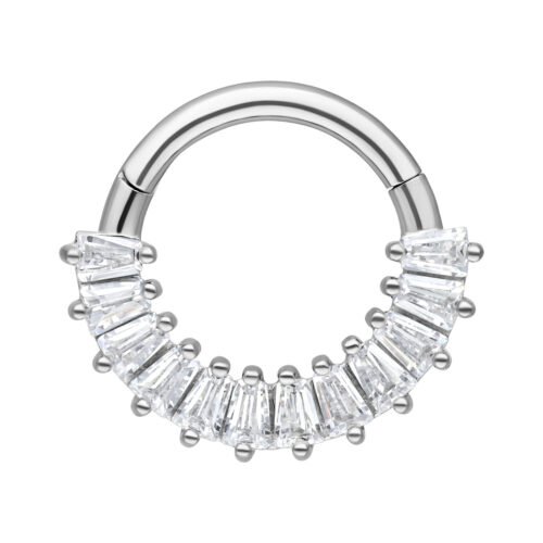 Silberner Septum Clicker aus Chirurgenstahl mit klaren Kristallen auf weißem Hintergrund