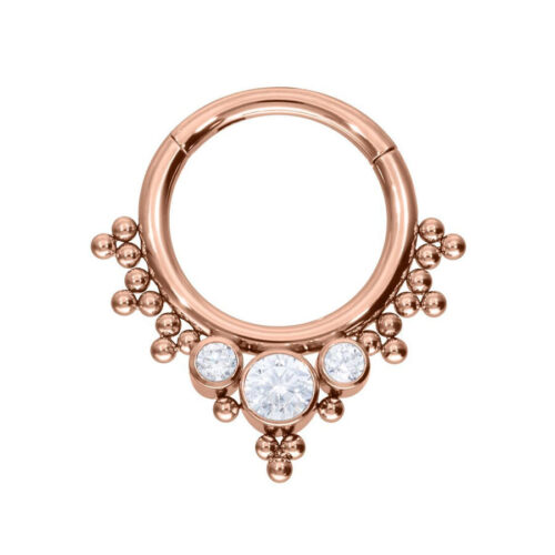 Roségold Piercingring mit Kristallen auf weißem Hintergrund