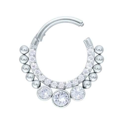 Silberner Septum Clicker mit klaren Kristallen auf weißem Hintergrund