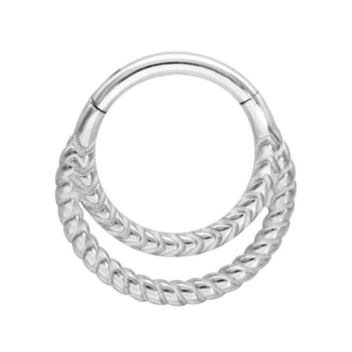 Silberner Double Twisted Clicker aus Chirurgenstahl 316L auf weißem Hintergrund