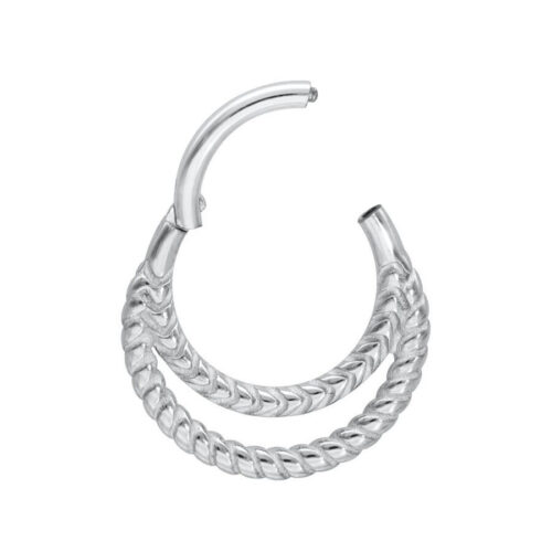 Silberner Piercingring mit doppelter Drehung auf weißem Hintergrund