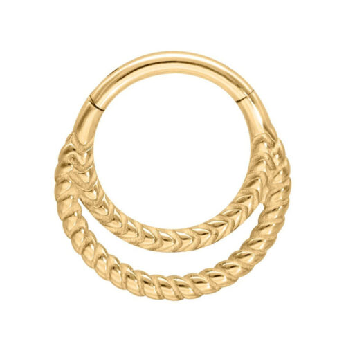 Goldener Metall-Piercingring mit doppelter Drehung auf weißem Hintergrund